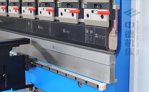 ZDPK-8025分段数控模具及高精度模具快夹，换模速率快5倍，加高型模托是门业制作专业设置装备摆设.jpg
